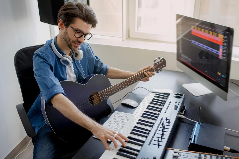 Di era digital ini, kemajuan teknologi memungkikan creator untuk menciptakan seni dengan alat-alat canggih tanpa harus mengeluarkan budget besar. Apalagi bagi musisi, sekarang kamu nggak perlu lagi bikin musik di studio dengan anggaran besar. Kamu bisa produksi musik gratis dengan bantuan software, dan melakukannya di dalam kamar. Sound easy bukan? Berikut daftar software musik gratis yang bisa digunakan untuk produksi musik untuk musisi pemula atau profesional. Garageband (Mac) Sejauh ini Garageband masih menjadi software produksi musik yang banyak digunakan. Melalui program bawaan Apple, kamu bisa dapatkan variasi sample musikal yang signifikan untuk dimainkan. Dengan Garageband, kamu bisa bikin lagi hanya dalam hitungan menit. User interface yang bagus membuat software ini mudah digunakan untuk pemula sekalipun. Software ini memungkinkan kamu untuk menciptakan lagi dengan lebih dari 200 tracks yang ada. Kamu bahkan bisa menambahkan virtual session drummer pada musik yang dibuat. Platform ini juga mudah diintegrasikan ke software lain yang lebih premium seperti Logic Pro X untuk kamu yang berprofesi atau pengen jadi produser musik. AmpliTube Custom Shop (Mac / Windows) Kalau kamu udah punya gitar, maka AmpliTube Custom Shop adalah cara sempurna bagi kamu untuk mengekspresikan bakat musik yang kamu miliki. Aplikasi rig guitar gratis ini mencakup 24 model yang terdiri dari chromatic tuner, sembilan stompbox, empat amp, lima kabin, tiga mikrofon, dan dua rack effects. Jadi, ini bukan hanya alat yang sempurna untuk gitaris mana pun yang ingin merekam langsung ke laptop mereka atau ingin membuat sample musik. Software ini juga menyediakan guitar amp models dari raksasa industri seperti Fender, Mesa Boogie, Orange, Ampeg dan masih banyak lagi. Bandlab - Cakewalk (Windows) Cakewalk adalah salah satu workstation audio digital tertua yang beredar dan baru-baru ini menerima peningkatan yang signifikan dari model sebelumnya - Cakewalk Sonar. Setelah Gibson menghentikan produksinya tahun lalu, Bandlab mengambil alih dan menjadikannya sebagai software produksi musik gratis. Cakewalk bahkan dilabeli sebagai 'paket produksi musik terlengkap'. Software ini menawarkan advanced mixing dan mastering tools, unlimited tracks, studio-quality effects, dan 64-bit mix engine. Ada juga fitur Windows seperti touch integration, pen calibration and Surface Dial advancements di interface. Software ini cocok untuk kamu yang membutuhkan alat untuk produksi musik gratis terlengkap. Tracktion Waveform (Mac OSX, Windows, Linux) Tracktion Waveform menawarkan interface yang memukau dan sangat user friendly seperti Garageband. Bisa dibilang ini adalah features unlimited audio dan MIDi yang terbatas - memungkinkan integrasi dengan beberapa format plug-in seperti VST dan Audio Units. Setiap jendela pada software ini bisa diskalakan sehingga dapat menyesuaikan dengan alur kerjamu. Software produksi musik dengan jenis gratis bisa muncul setiap saat. Ini membuat kamu bisa menemukan software yang disesuaikan dengan kebutuhan dan alur kerjamu. Dengan salah satu software produksi musik gratis ini kamu bisa menyalurkan kreativitas bermusik lebih mudah tanpa perlu banyak budget. Mungkin kamu bukan musisi tapi tertarik untuk membuat program produksi musik gratis seperti daftar di atas? Kamu bisa ambil kuliah Jurusan Sistem Informasi atau Jurusan Teknik Informatika di IDS Digital College. Kerja sambil kuliah pun bisa, lho di IDS Digital College! Hard work will never fail you. Happy Labour Day college student and hard worker. Baca selengkapnya di artikel "Ucapan Selamat Hari Buruh 1 Mei 2021 dan Kutipan untuk May Day", https://tirto.id/geei