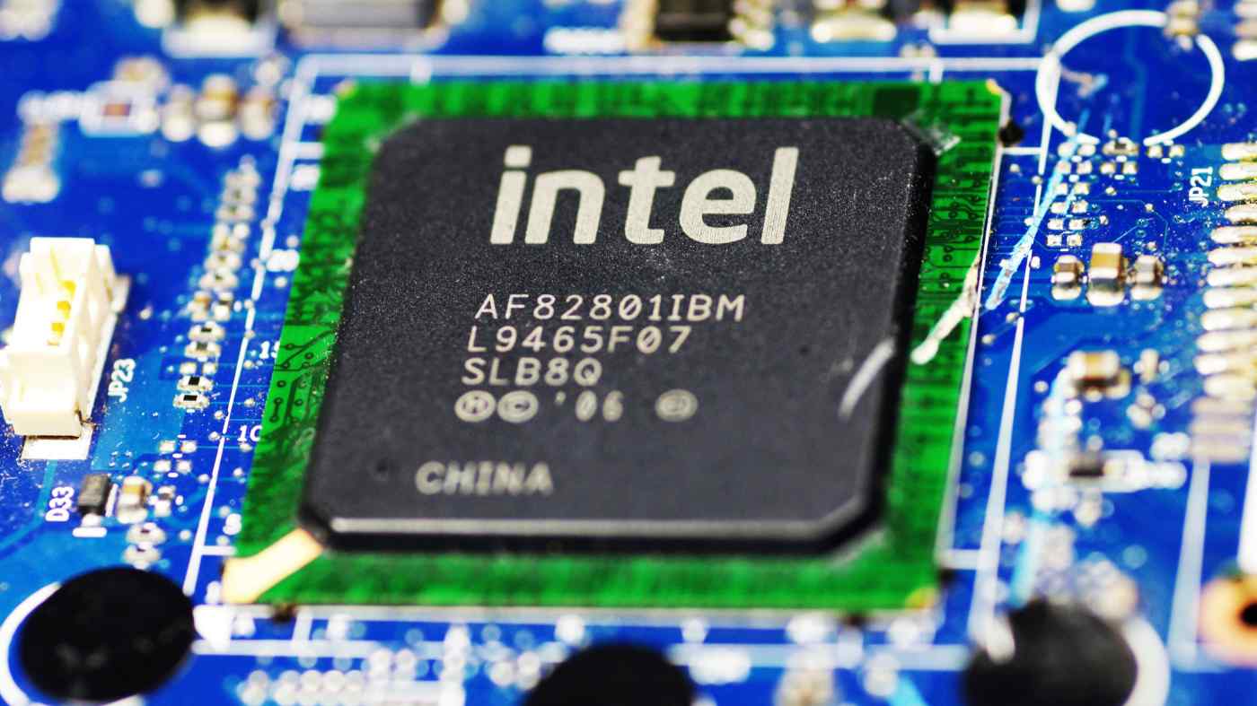Platform Intel Generasi ke-12 Alder Lake-S akan segera hadir di desktop milikmu. Pembuat chip telah memberi tahu mitranya bahwa 10nm Alder Lake-S dapat diluncurkan pada bulan November ini. Melansir laporan dari Wccftech timeline masih dapat berubah sewaktu-waktu. Platform yang menampilkan hingga 16 inti dan 24 utas telah dipratinjau awal tahun ini di konferensi CES virtual, dan belum jelas apakah kekurangan semikonduktor global masih akan berdampak pada peluncuran November mendatang, yang diharapkan Alder Lake. Intel sebelumnya menyatakan bahwa pasokan chip akan tetap dibatasi hingga 2022. Alder Lake memperkenalkan perubahan besar pada desain arsitektur prosesor Intel. Untuk prosesor terbarunya ini, Intel menggunakan desain inti yang heterogen, menggabungkan inti Sunny Cove yang besar dengan inti Gracemont yang lebih kecil. Perubahan Intel mencerminkan apa yang telah dilakukan Arm untuk smartphone dan tablet selama bertahun-tahun, dan langkah ini diharapkan dapat meningkatkan kinerja sekaligus juga mendorong efisiensi daya dengan menggabungkan core berefisiensi tinggi dengan core berperforma tinggi. Intel mengungkapkan bahwa perubahan arsitektur Alder Lake diharapkan memberikan peningkatan kinerja single-thread hingga 20%, berkat core Golden Cove dan desain SuperFin 10nm yang disempurnakan, dan peningkatan kinerja multithread hingga 2x dengan core Gracemont . Platform ini ditujukan untuk mendukung fitur-fitur baru yang menarik, seperti standar PCIe 5.0 baru, serta memori DDR5 yang lebih cepat. Menurut bocoran terbaru, PCIe 5.0 akan didukung di semua papan, tetapi DDR5 mungkin tidak tersedia di semua motherboard. Jika DDR5 tidak didukung oleh motherboard yang kamu inginkan, Alder Lake akan menggunakan DDR4 secara default. Diyakini bahwa papan yang lebih murah akan mendukung standar memori DDR4, sementara motherboard yang lebih premium akan diluncurkan dengan dukungan DDR5. Hingga saat ini, belum ada kepastian apakah pembuat memori akan memiliki cukup modul DDR5 yang tersedia ketika Alder Lake diluncurkan mengingat kekurangan memori saat ini. Seperti yang telah dilaporkan sebelumnya, Alder Lake akan memerlukan soket LGA 1700 baru, jadi mereka yang ingin ke Alder Lake harus memilih papan baru. Wccftech melaporkan bahwa soket baru akan membutuhkan pendingin. Meskipun ini akan menjadi peningkatan yang mahal karena kamu harus membeli chip dan motherboard untuk memperbarui rig gaming milikmu, bersama dengan memori yang berpotensi baru. Kabar baiknya adalah bahwa Intel sedang mempertimbangkan strategi soket baru. Seperti saingannya AMD, Intel sedang menjajaki lebih banyak strategi platform-agnostik untuk desain soketnya, meskipun ini belum dikonfirmasi. Ini berarti bahwa generasi prosesor masa depan dapat menggunakan soket yang sama. Dengan adanya perubahan desain, memungkinkan teknologi ini lebih ramah lingkungan dan hemat biaya bagi para gamer dan kreator yang harus meningkatkan versi setelah generasi chip baru diluncurkan. Di perangkat seluler, campuran inti yang heterogen dari Alder Lake dapat membantu Intel mencapai efisiensi daya yang dibutuhkan pada laptop untuk bersaing dengan silikon M1 Apple. Core dengan efisiensi tinggi diharapkan memberikan dorongan besar dalam masa pakai baterai. Selagi menunggu peluncuran prosesor terbaru dari Intel ini, tak ada salahnya kamu belajar tentang Software Engineering dengan kuliah di jurusan Teknik Informatika IDS Digital School. Ada banyak program yang bisa kamu pilih disana, diantaranya adalah program ekstensi D3 ke S1 atau kuliah kelas karyawan buat kamu yang punya waktu terbatas. Disana kamu akan diajarkan mengenai prinsip dan teknik untuk mendesain perangkat lunak dari segi fungsional, efektifitas, dan menangani kompleksitas pembangunan sebuah sistem yang relevan. Tunggu apalagi? Yuk, gabung di IDS Digital College!