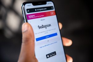 Instagram bukan lagi pendatang baru di dunia sosial media. Aplikasi entertainment sekaligus bisnis ini malah makin eksis semenjak menghadirkan fitur-fitur terbarunya. Kini, orang-orang semakin melek akan dunia teknologi. Nggak hanya sekedar menggunakan, tapi juga banyak yang mulai mempelajari hal berbau mobile apps development. Konten terkait teknologi informasi juga mudah dijumpai. Tak heran jika orang-orang khususnya anak muda, mulai melirik jurusan Teknik Informatika sebagai pilihan studi agar dapat berkarir di dunia digital. Jika kamu ingin bergelut di bidang ini, update soal tren teknologi itu perlu. Seperti, fitur Reels milik Instagram yang lagi populer belakangan ini. Kabarnya, Reels mulai menampilkan iklan, lho. Benarkah itu? Reels Bakal Menampilkan Iklan Dilansir dari iNews, Instagram kini mulai menyisipkan iklan di Reels, sebuah fitur yang mirip dengan TikTok. Nantinya, iklan yang ditampilkan bakal serupa dengan konten reguler yang mencakup satu layar penuh, berulang, dan berdurasi 30 detik, dan tampil di antara klip lainnya. Namun, konten berbayar ini dapat diidentifikasi melalui ciri-cirinya. Iklan yang muncul dapat dilihat dengan tag kecil bertuliskan “disponsori” yang ada di bawah nama akun pengiklan, seperti dikutip dari The Verge Telah Melakukan Uji Coba di Beberapa Negara Sebelumnya, Instagram telah menguji iklan secara terbatas di Australia, Brasil, Jerman, dan India pada april. Tapi, belum ada hal yang mengejutkan tentang iklan yang hadir lebih banyak di dalam aplikasi Instagram. Sebab, perusahaan hanya ingin mengubah format baru ini menjadi salah satu sumber pendapatan. Bahkan, Facebook yang juga merupakan bagian dari Instagram mengatakan bahwa minggu ini akan membawa iklan ke aplikasi Oculus Quest. Pertumbuhan Reels Masih Belum Memuaskan Bagi kamu yang belum kenal Reels, fitur ini adalah buatan dari Instagram yang mirip dengan TikTok dan baru diluncurkan pada bulan Agustus tahun 2020 lalu. Namun, Instagram masih belum berbagi informasi detail terkait cara format baru ini akan bekerja. Adam Mosseri, sebagai atasan dari Instagram menyatakan bahwa format ini telah mengalami pertumbuhan. Namun nyatanya, Instagram masih belum merasa puas dengan pertumbuhan yang ada. Saat ini, fitur Reels telah tersedia di lebih dari 80 negara. Buat kamu yang rajin mantengin sosmed pasti udah nggak asing dengan yang namanya Reels. Konten Reels yang bervariatif membuat para penggunanya betah untuk main Instagram. Terlepas dari itu, dunia digital akan terus berkembang dan terus bermunculan aplikasi-aplikasi lain dengan segudang fitur. Apakah kamu tertarik untuk tau lebih dalam tentang bidang ini? Semua hal berbau teknologi dan mobile apps development bisa kamu pelajari di jurusan Teknik Informatika IDS Digital College, lho. Yuk, cek website-nya untuk informasi lainnya, ya!