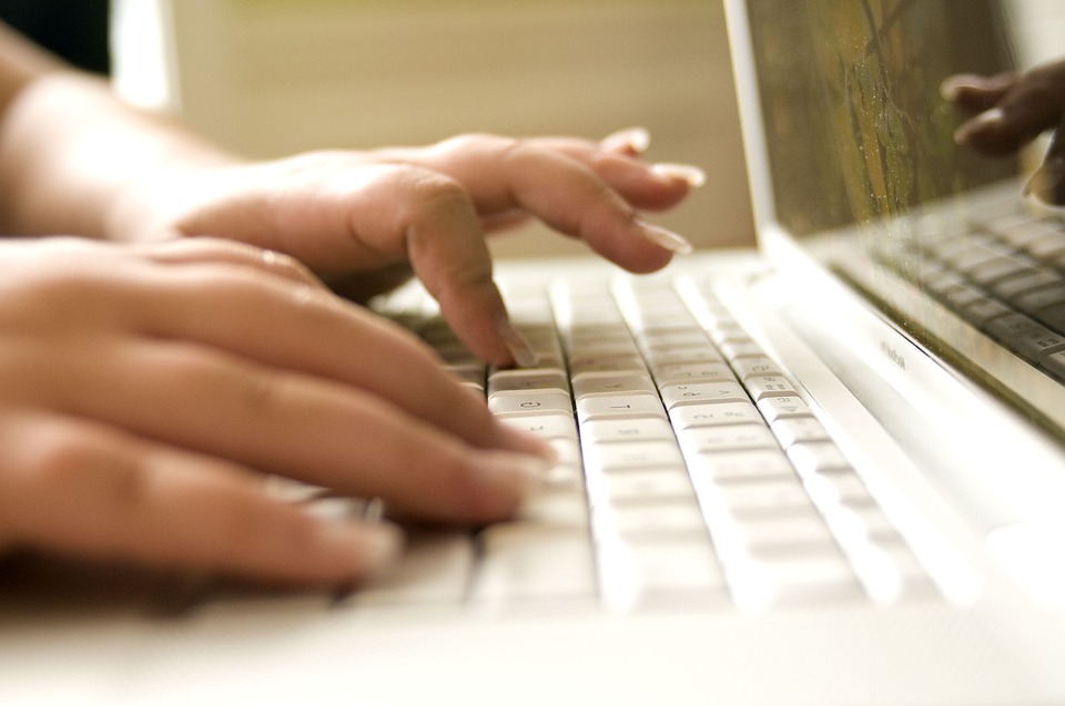 Keberadaan virus tentu sangat mengganggu, terutama bagi kamu yang aktif berselancar di internet. Bagi seorang Software Engineer atau lulusan jurusan Sistem Informasi, mungkin sudah paham bagaimana cara menangani perangkat yang terkena serangan virus. Namun, kebanyakan orang pasti mengambil jalan pintas yaitu dengan menginstall software antivirus di perangkat mereka. Tapi, apakah kamu tau kalau di sisi lain antivirus memiliki dampak yang cukup negatif terhadap sistem software? Simak untuk tau informasi lebih jelas. Menjadikan Sistem Kinerja Operasi Semakin Berat Software antivirus merupakan aplikasi yang berjalan secara kontinyu atau berkelanjutan dari pertama kali perangkat hidup hingga perangkat tersebut dimatikan. Hal ini akan berpengaruh terhadap performa kecepatan sistem operasi dalam merespon perintah dari pengguna. Apalagi ketika kamu menginstall lebih dari satu antivirus, ini akan menyebabkan sistem operasi di perangkatmu bekerja lebih lambat dari biasanya saat memproses perintah. Berpotensi Merusak Sistem Operasi Secara Keseluruhan Bisa menjadi sangat fatal apabila antivirus telah melakukan scanning dengan metode pemanggilan melalui booting. Proses ini mengarah pada rusaknya sistem operasi secara keseluruhan. Biasanya dijalankan di luar dari sistem operasi sehingga saat melakukan penghapusan file sistem tidak ada warning internal dari sistem operasi untuk melakukan pencegahan penghapusan data. Jika sudah terjadi, secara otomatis pengguna harus melakukan tindakan penanganan dengan install ulang atau melakukan restore system jika sebelumnya telah membuat backup. Kemungkinan Data Tiba-Tiba Terhapus Software antivirus memiliki akses untuk melakukan karantina dan menghapus data yang mencurigakan. Tidak menutup kemungkinan, cara kerjanya dapat menghapus data secara otomatis. Ini bisa terjadi karena data yang sebenarnya tidak berbahaya tadi memiliki identitas atau format yang sama dengan metode replikasi virus. Untuk meminimalisir kejadian seperti ini, kamu bisa mematikan fitur auto delete pada sektor file atau data yang dianggap mencurigakan. Merusak Keaslian Data yang Sifatnya Spesifik Selain bisa melakukan penghapusan data diluar kontrol pengguna, antivirus dapat melakukan perubahan data yang dianggap mencurigakan. Biasanya ditemukan pada data yang memiliki format jelas seperti file word, excel, dan sebagainya. Kamu yang sedang belajar di jurusan Sistem Informasi pasti mengerti cara kerja antivirus saat melakukan perubahan data tersebut, bertujuan untuk membuang beberapa elemen data yang dinilai berbahaya meskipun data tidak mengandung virus sama sekali. Menyebabkan Cara Kerja Beberapa Software atau Program Jadi Tidak Maksimal Antivirus bekerja dengan melakukan scanning terhadap data maupun file yang sedang dieksekusi. Ternyata, hal ini juga bisa berpengaruh terhadap cacatnya software atau program dengan ekstensi data yang dianggap mencurigakan oleh antivirus. Langkah untuk menghindarinya yaitu dengan mematikan antivirus terlebih dahulu sebelum menjalankan software atau program yang tidak bisa berjalan bersamaan dengan antivirus. Berdasarkan penjelasan di atas, sekarang kamu sudah tau kan dampak negatif dari menginstall software antivirus di perangkat komputer? Biar tidak terjadi hal yang diinginkan, sebaiknya lebih berhati-hati saat menginstall software antivirus. Atau, kamu cari tau bagaimana cara menanganinya dengan memperdalam ilmu tentang software. Yuk, kuliah jurusan Sistem Informasi di IDS Digital College! Temukan informasi lebih lanjut dengan kunjungi website-nya ya!
